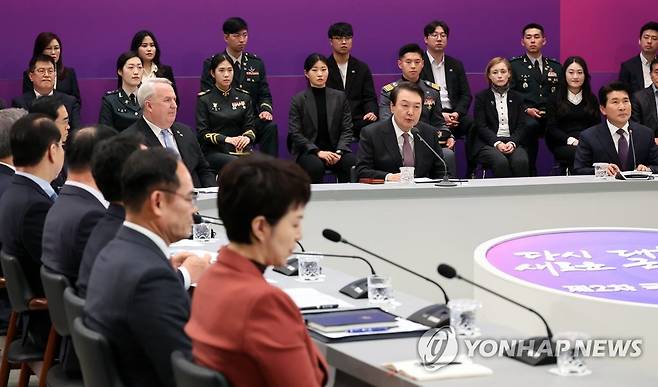 국정과제점검회의에서 발언하는 윤석열 대통령 (서울=연합뉴스) 임헌정 기자 = 윤석열 대통령이 5일 청와대 영빈관에서 열린 제2차 국정과제점검회의에서 발언하고 있다. 2023.4.5 kane@yna.co.kr