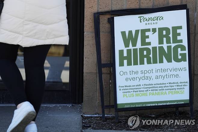 미국 일리노이주의 한 식당 앞에 세워진 구인공고 [AP 연합뉴스 자료사진]