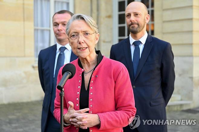 엘리자베트 보른 프랑스 총리 (AFP 파리=연합뉴스) 엘리자베트 보른(가운데) 프랑스 총리가 5일(현지시간) 노동조합 측과 희의를 마치고 기자들게에 입장을 발표하고 있다 2023.4.5 photo@yna.co.kr