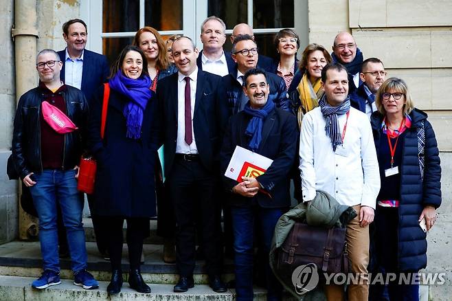 프랑스 총리와 대화하러 온 노동조합 대표들 [로이터=연합뉴스. 재판매 및 DB 금지]