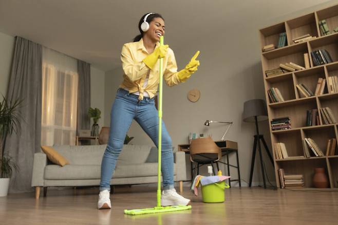 봄맞이 대청소가 정신건강에 좋은 이유를 알아본다. [사진=게티이미지뱅크]