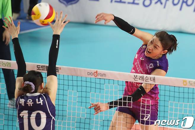 4일 오후 경북 김천실내체육관에서 열린 여자프로배구 '2022-2023 V리그 챔피언결정전' 한국도로공사 하이패스 배구단과 흥국생명 핑크스파이더스의 4차전 경기, 흥국생명 김연경이 공격하고 있다. 2023.4.4/뉴스1 ⓒ News1 공정식 기자