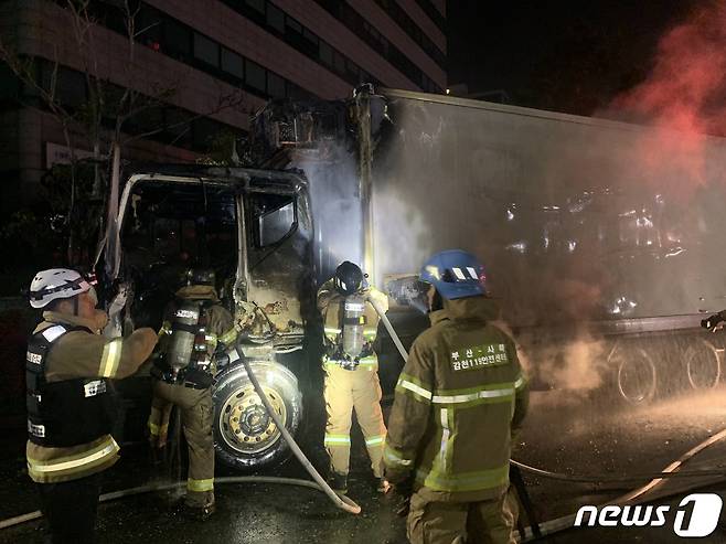 부산 서구 암남공원 냉동탑차 화재 현장.(부산소방재난본부 제공)