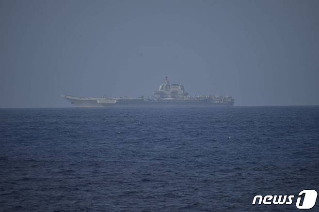 5일 일본 해상 자위대가 촬영한 사진으로, 중국 항공모함 산둥함이 오키나와 현에서 남쪽으로 약 300km 떨어진 태평양 해역을 항해하고 있는 모습이 담겨있다. 2023.04.05/뉴스1 ⓒ 로이터=뉴스1 ⓒ News1 김민수 기자