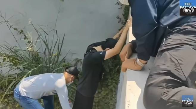 부모에게 돈을 송금 받기 위해 "태국에서 납치됐다"고 거짓말한 24세 남성 김모씨가 구조를 위해 출동한 경찰을 피해 달아나다가 붙잡혔다. 사진은 파타야 현지에서 경찰에 붙잡힌 김씨가 몸수색을 받고 있는 모습. (태국 '파타야뉴스')