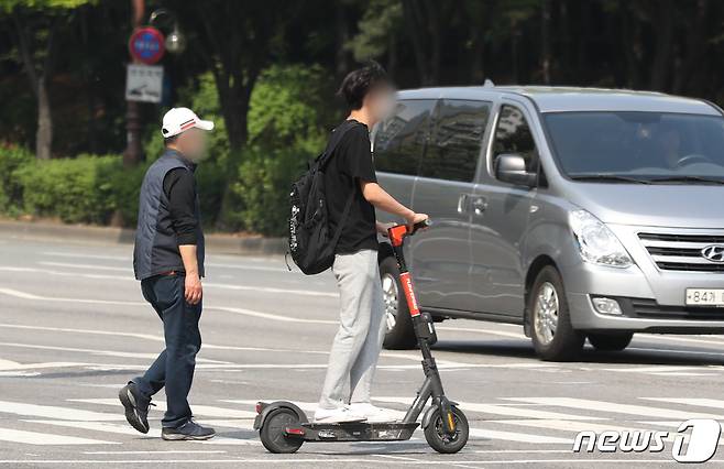 안전모 쓰지 않고 주행하는 전동킥보드 이용자.(자료사진)ⓒ News1 DB