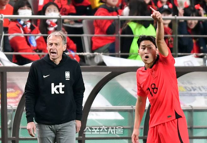 대한민국 축구대표팀 클린스만 감독이 28일 서울월드컵경기장에서 열린 대한민국과 우루과이대표팀과의 평가전 초반 선수들을 독려하고 있다.2023.03.28.  상암 | 강영조기자 kanjo@sportsseoul.com