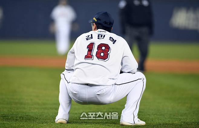 두산 베어스 1루수 김민혁이 5일 잠실구장에서 열린 2023 KBO리그 NC 다이노스와 경기 5회초 2사 만루 NC 손아섭의 2루 땅볼 때 포구 실책을 한 뒤 아쉬워하고 있다. 2023. 4. 5.  잠실 | 박진업기자 upandup@sportsseoul.com