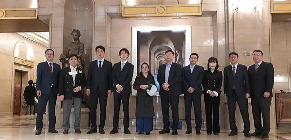 지난 3월 26일 롯데호텔 서울에서 협약식 후 필리핀 아로요 전 대통령과 기념 사진 촬영. 사진┃JH홀딩스그룹