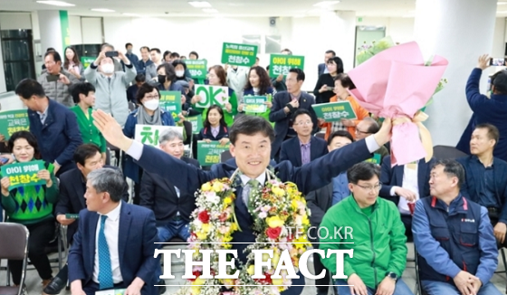 5일 진행된 울산시교육감 보궐선거에서 진보 성향의 천창수(64) 후보가 당선됐다.울산시교육감 재보궐선거에서 당선된 천창수 후보./천창수 후보 선대본