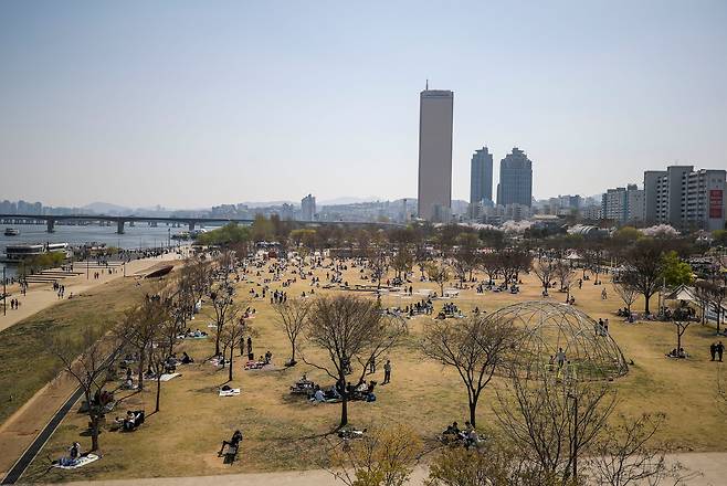 완연한 봄 날씨를 보인 2일 오후 서울 여의도 한강공원을 찾은 시민들이 즐거운 시간을 보내고 있다. 2023.04.02/뉴시스