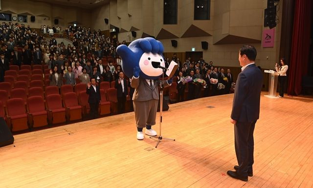 규제혁신과 적극행정 실천 다짐 결의대회에서 부천시 대표 마스코트인 '부천핸썹'이 선서하는 모습ⓒ부천시