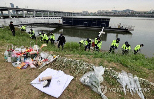 손정민씨 추모 및 한강 수색 현장. [연합뉴스]