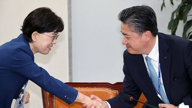 정승일 한국전력 사장과 최연혜 한국가스공사 사장이 6일 국회에서 열린 전기가스요금 민당정 간담회에서 인사하고 있다. 사진=서동일 기자