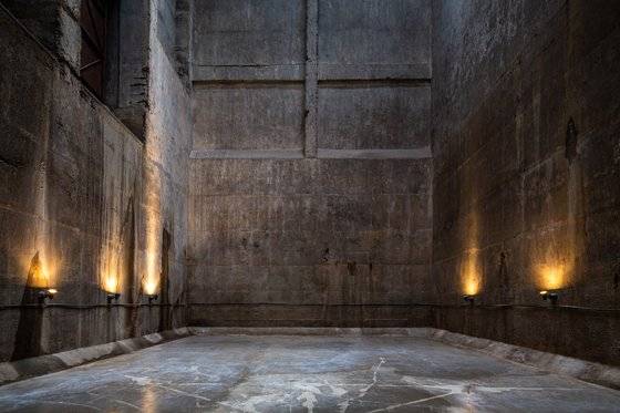 연습생 킬러들의 훈련장으로 등장하는 공간은 '부천문화벙커B39(옛 삼정동 소각장)'에 있다. 오물이 쌓여 있던 옛 쓰레기 벙커를 현재는 문화 공간으로 재단장해 활용하고 있다. 39m 높이의 콘트리트 벽으로 둘러싸여 있어 위압감이 대단한 장소다. 사진 넷플릭스, 부천아트벙커B39