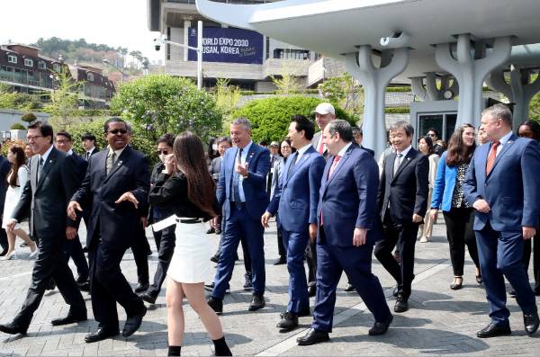 6일 부산 남구 유엔기념공원에서 국제박람회기구(BIE) 실사단이 상징구역을 관람하기 위해 이동하고 있다. / 김영훈 기자hoonkeem@
