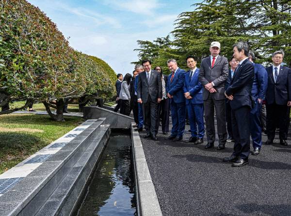 국제박람회기구(BIE) 실사단이 6일 오전 부산 남구 유엔 기념공원 도은트 수로에서 설명을 듣고 있다. 도은트 수로는 삶(녹지지역)과 죽음(묘역)사이의 경계를 의미한다.  / 김영훈 기자hoonkeem@