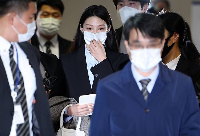 조국 전 법무부 장관 딸 조민씨가 지난달 16일 부산대 의전원(의학전문대학원) 입학허가 취소 관련 재판에 증인으로 출석하고 있다 / 사진 = 연합뉴스