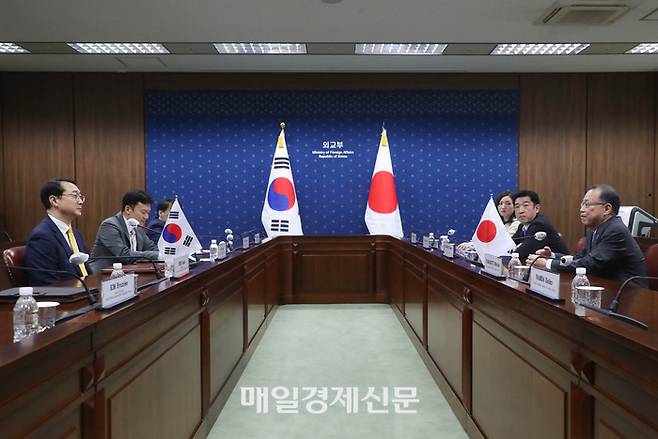 6일 오후 서울 종로구 외교부청사에서 한일 북핵수석대표협의가 열리면서 김건(왼쪽 첫번째) 외교부 한반도평화교섭본부장과 후나코시 다케히로(오른쪽 첫번째) 일본 외무성 아시아 대양주국장이 대화를 나누고 있다. 2023. 04. 06 [이충우기자]