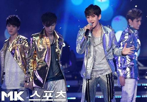 데뷔 무대에서 열창하는 엑소 백현