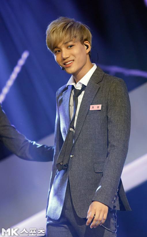 엑소가  2013년 8월 엠카운트다운에서 1위를 차지했다. 미소짓는 카이