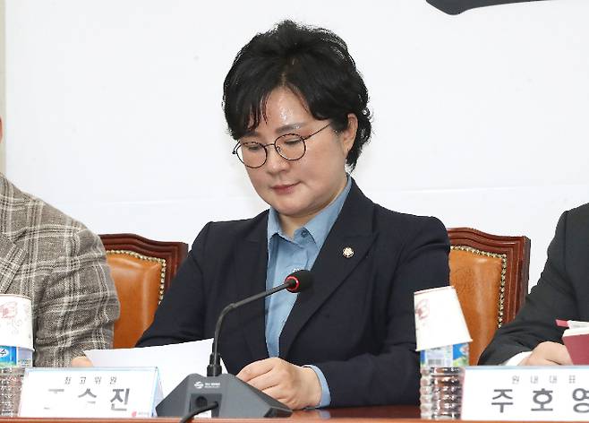 최근 '밥 한 공기 다 먹기 운동' 발언으로 논란이 된 조수진 국민의힘 최고위원이 "당에 어려움을 가중시킨 것에 대해 무거운 책임감을 느낀다"고 밝혔다. 사진은 6일 서울 여의도 국회에서 열린 최고위원회의에 참석한 조 최고위원. /사진=뉴스1