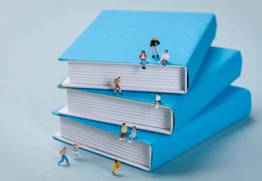 책 대신 책 요약 영상을 찾는 사람들이 늘어나는 이때 "요약은 독서를 대신할 수 없다"는 우려의 시선도 있다. /사진=이미지투데이