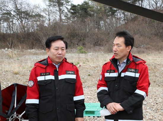 권기창 안동시장이 안동문화관광단지에서산불 진화 헬기 현장을 점검하고 있다(안동시 제공)