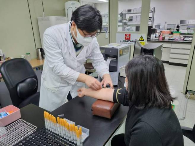 피 검사를 위해 채혈하고 있다. 고흥군 제공