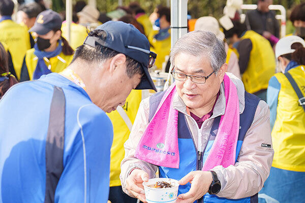 마라톤 참가자에게 국수를 전달하는 월성원자력 김한성 본부장. 한수원 제공