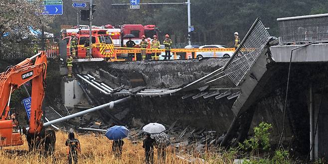 지난 5일 경기도 성남시 분당구 정자교 난간이 무너지는 사고가 발생해 소방 대원 등 관계자들이 현장을 수습하고 있다. 뉴시스