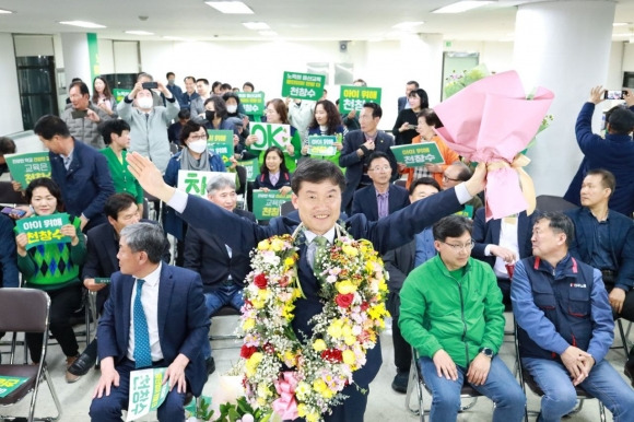 천창수 울산시교육감 후보가 6일 오전 울산 남구 선거사무소에서 교육감 당선이 확정되자 지지자들로부터 꽃다발을 받고 기뻐하고 있다. 천창수 후보 선거운동본부 제공