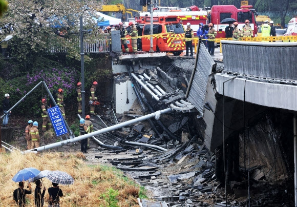 5일 오전 교량 양쪽에 설치된 보행로 중 한쪽 보행로가 갑자기 무너져 내리며 1명이 숨지고 1명이 다치는 사고가 발생한 경기도 성남시 정자교에서 소방 등 관계자들이 분주하게 움직이고 있다. 2023.4.5 연합뉴스