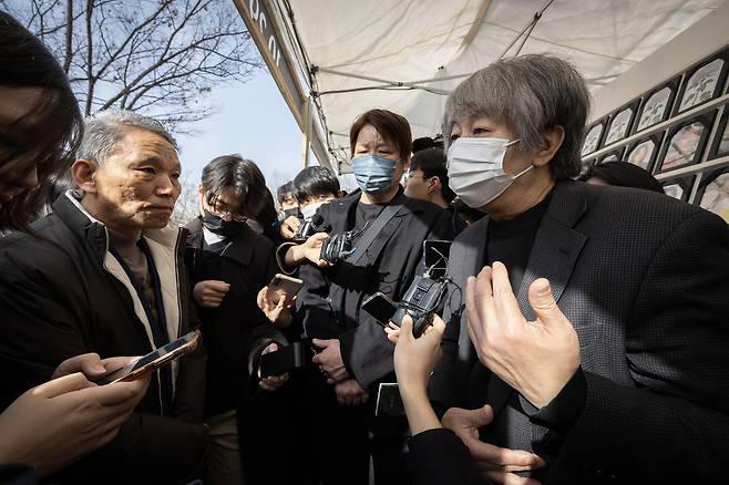 일본 아카시 참사 유족 시모무라 세이지 씨(오른쪽), 미키 기요시 씨(오른쪽에서 두 번째)가 송채림씨 아버지 송진영 10·29 이태원참사유가족협의회 부대표와 이야기를 나누고 있다. ⓒ시사IN 신선영