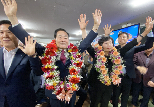 6일 오전1시께 당선이 확정된 성낙인 후보가 환호하고 있다 ⓒ창녕군