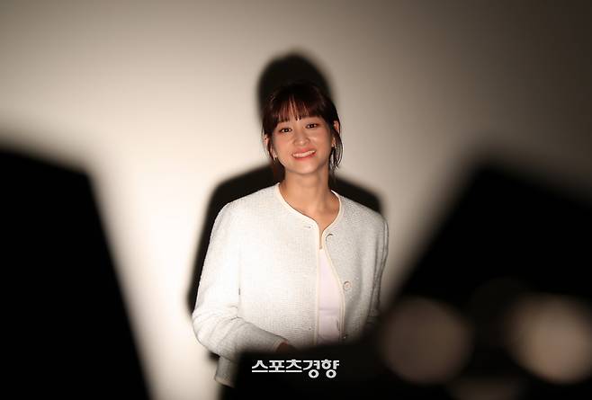 KBS1 일일드라마 ‘내 눈에 콩깍지’에 출연한 배우 배누리가 지난달 29일 스포츠경향과 인터뷰에 앞서 포즈를 취하고 있다. 사진 정지윤 선임기자