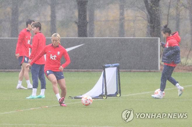 잠비아전 앞둔 여자축구 대표팀 (파주=연합뉴스) 신현우 기자 = 대한민국 축구 국가대표팀 조소현 등 선수들이 5일 오전 경기도 파주 국가대표트레이닝센터(NFC)에서 평가전 대비 훈련을 하고 있다.
    대표팀은 7일 수원월드컵경기장, 11일 용인 미르스타디움에서 잠비아와 A매치를 치른다. 2023.4.5 nowwego@yna.co.kr