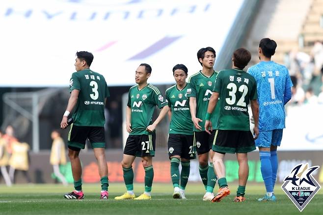 포항전 패배에 아쉬워하는 전북 선수들 [한국프로축구연맹 제공. 재판매 및 DB 금지]