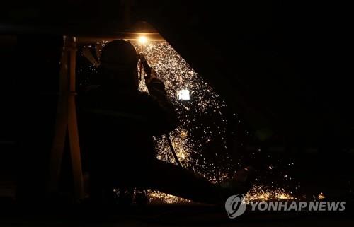 경남 거제시 대우조선해양 본사에서 숙련공이 일하는 모습 [연합뉴스 자료사진]