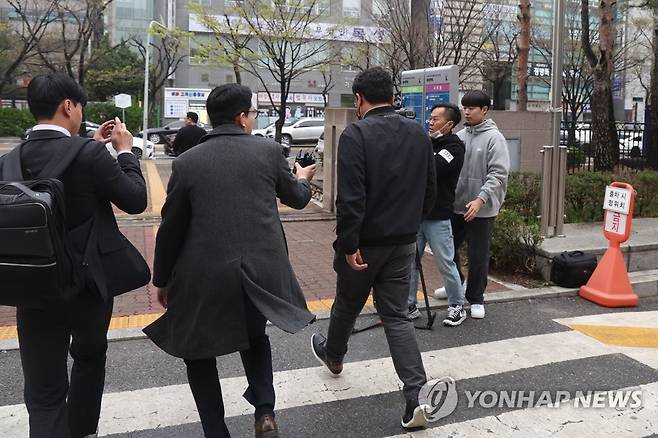 중대재해법 위반 1호 선고 (고양=연합뉴스) 임병식 기자 = 6일 경기도 고양시 의정부지방법원 고양지원에서 중대재해법 위반(산업재해 치사) 혐의로 기소된 온유파트너스 회사 대표(가운데)가 선고를 받은 뒤 법정 밖으로 이동하고 있다.
    이 회사는 지난해 5월 고양시의 요양병원 증축 공사 현장에서 발생한 하청노동자 추락 사고와 관련해 안전보건 관리 체계 구축·이행 의무를 제대로 지키지 않은 혐의로 기소됐으며, 중대재해 처벌 등에 관한 법률(중대재해법) 위반 혐의로 재판에 넘겨진 사건 중 첫 번째 판결이다. 2023.4.6 andphotodo@yna.co.kr