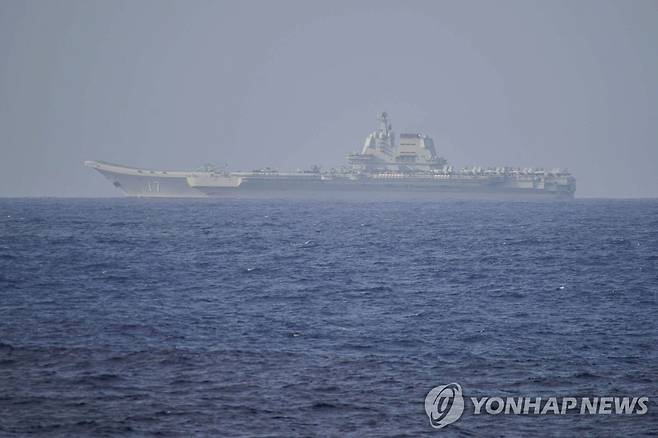 일본 방위성이 촬영한 중국 항공모함 '산둥함' (도쿄 AFP=연합뉴스) 일본 방위성이 5일 오키나와현 하테루마지마 남쪽 해상에서 찍은 '산둥함'. [일본 방위성 제공. 재판매 및 DB 금지]