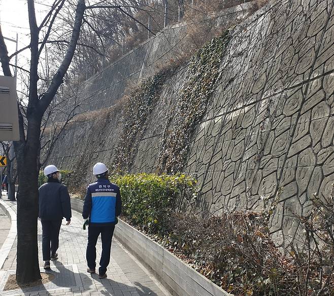 관악구 난곡로 일대에 있는 옹벽을 점검하는 구 관계자들 [관악구 제공. 재판매 및 DB 금지]