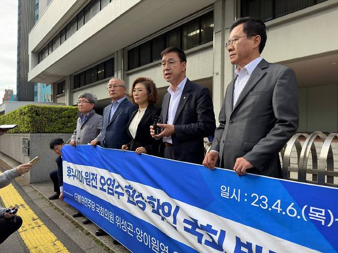 더불어민주당 후쿠시마 원전 오염수 대책단 소속 윤영덕·위성곤·양이원영·윤재갑 의원이 6일 일본 도쿄 도쿄전력 본사 앞에서 의원단 요청서 전달에 앞서 기자회견을 하고 있다. (사진= 양이원영 의원실)