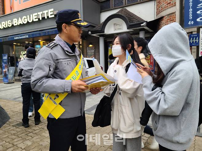 지난 6일 오후 서울 강남구 대치동 학원가 사거리에서 경찰이 학생들에게 범죄 예방 전단지를 나눠주고 있다,(사진=김영은 수습기자)