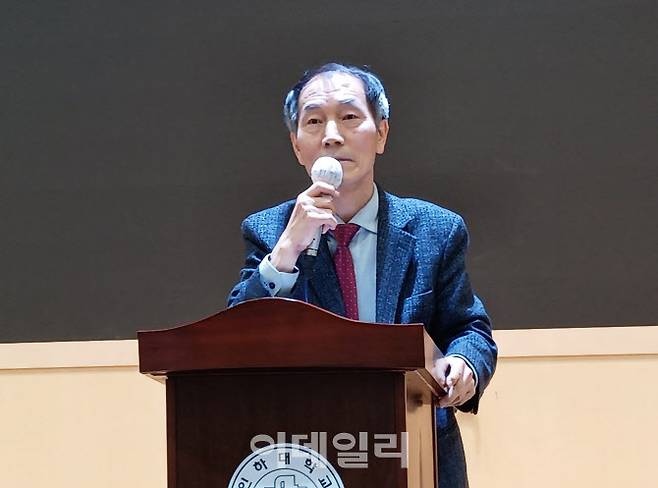 정영태 인하대 명예교수가 7일 인하대 용현캠퍼스 60주년기념관 강의실에서 저서 ‘갈등 공화국과 국제이주민’ 출판기념회를 열고 발언하고 있다. (사진 = 이종일 기자)