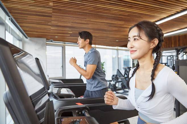주당 150분 이상의 유산소 운동과 주1회 이상의 근력운동의 조합이 고혈압 발생 위험도를 가장 크게 낮춘다는 연구 결과가 나왔다. [사진=게티이미지뱅크]