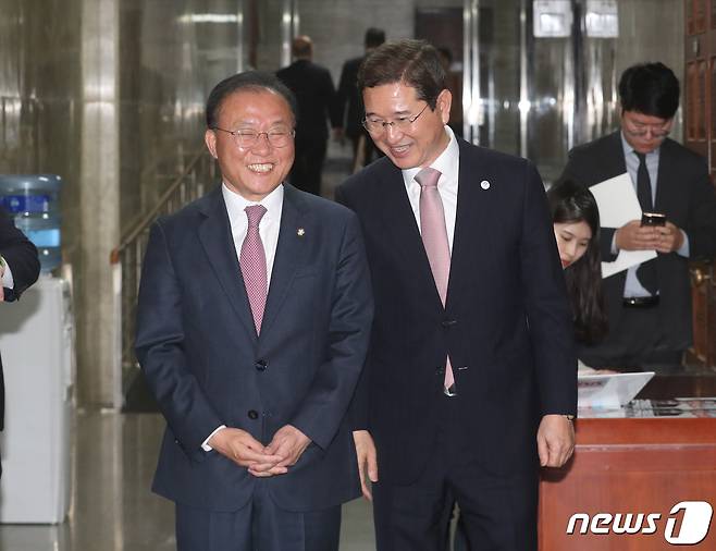 국민의힘 원내대표 후보 김학용, 윤재옥 의원이 7일 서울 여의도 국회에서 열린 '2023 원내대표 선출 의원총회'에 앞서 대화를 나누고 있다. 2023.4.7/뉴스1 ⓒ News1 송원영 기자