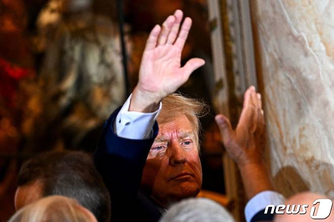 도널드 트럼프 전 미국 대통령이 4일(현지시간) 뉴욕 형사법원에서 열린 기소인부절차에 출석한 뒤 플로리다주 팜비치에 있는 마러라고 자택에 돌아와 기자회견을 마치고 떠나고 있다. ⓒ AFP=뉴스1 ⓒ News1 우동명 기자