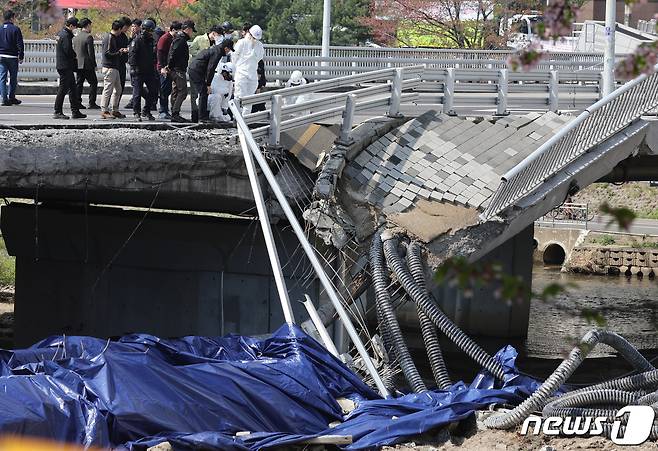 경찰 과학수사대와 국립과학수사연구원 등 관계자들이 7일 오전 경기도 성남시 분당 정자교 붕괴사고 현장에서 합동 현장감식을 하고 있다. 2023.4.7/뉴스1 ⓒ News1 구윤성 기자