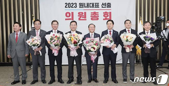 김기현 국민의힘 대표와 윤재옥 신임 원내대표 등이 7일 서울 여의도 국회에서 열린 '2023 원내대표 선출 의원총회'에서 기념촬영을 하고 있다. (공동취재) 2023.4.7/뉴스1 ⓒ News1 황기선 기자